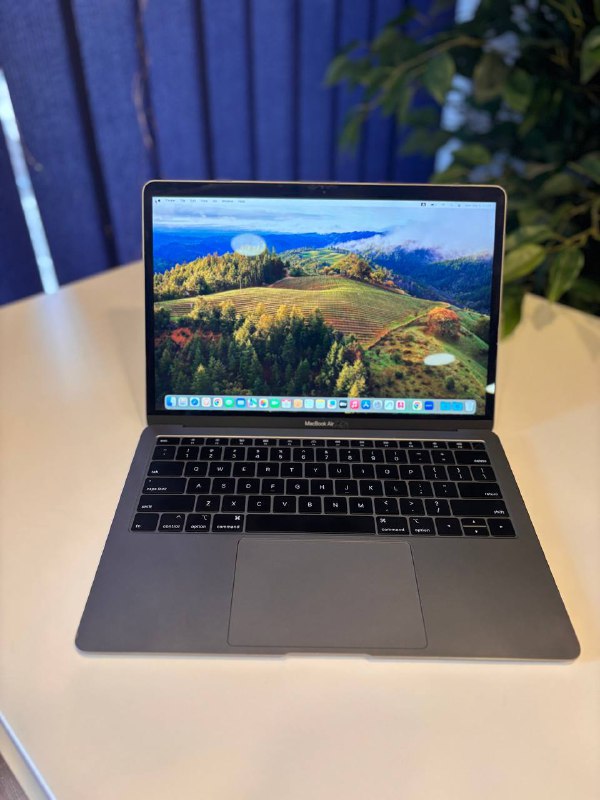 MacBook Air 2018 i5 8/128GB с треснутой рамкой