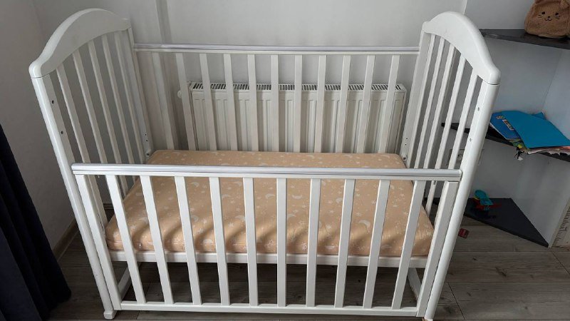 Детская кроватка 120x60 с матрасом и бортиками