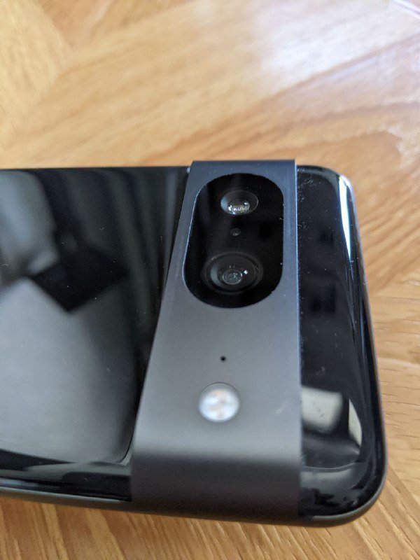 Google Pixel 8 с аксессуарами и повреждением экрана 4