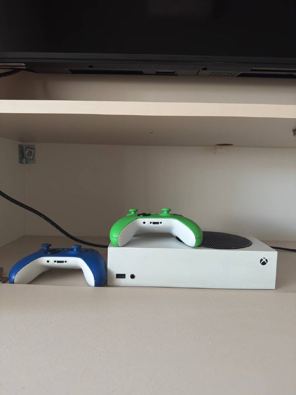 Xbox Series S, 3 геймпада, чехол для геймпада