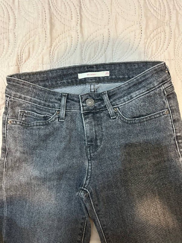 кружевной топ, джинсы скини Levi’s 4