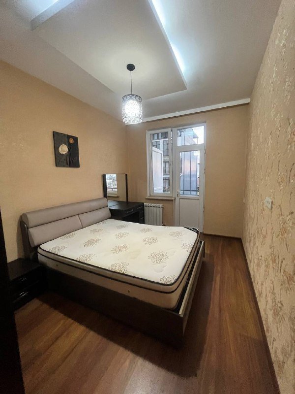 Кровать, матрац, стол, тумбочка