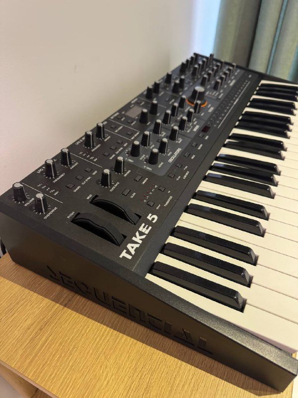 Гитары SigmaGuitars TM-12E, GTRS s800 и синтезатор Sequential Take 5