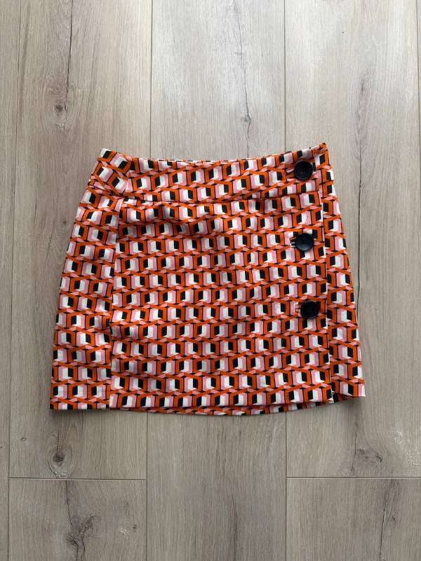 Шорты Colin’s, Костюм белый, Юбка Bershka, Шорты Levi’s, Платье кожаное, Топ Zara, Боди Zara, Сумка Jacquemus, Топ с юбкой, Юбка красная 3