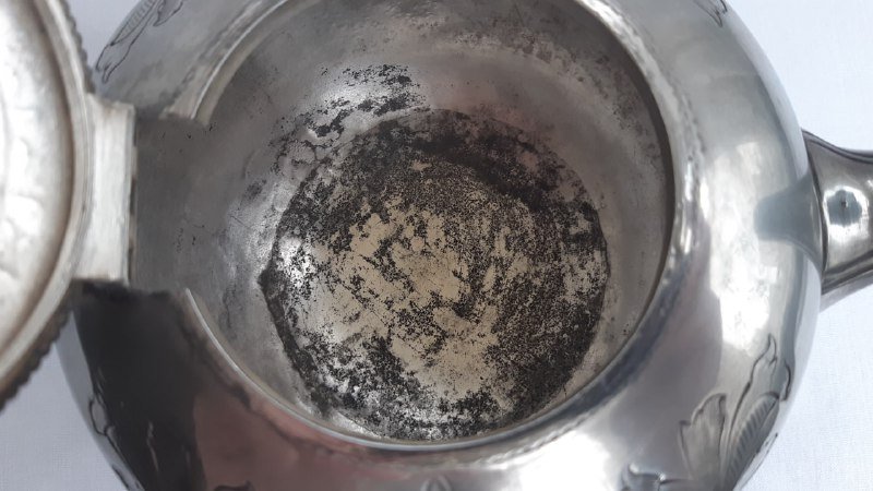 Старинный серебристый чайник с узорами 9