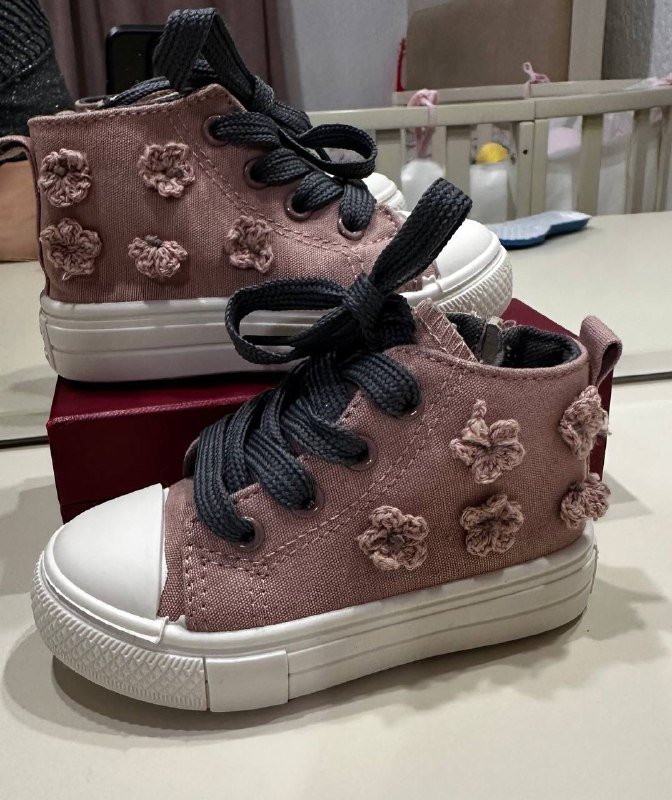 Детская обувь разных размеров и моделей