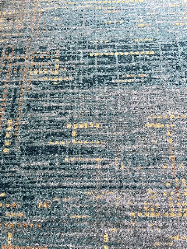 стулья коричневые эко-кожа, стол обеденный, стул рабочий зеленый текстиль, ковер