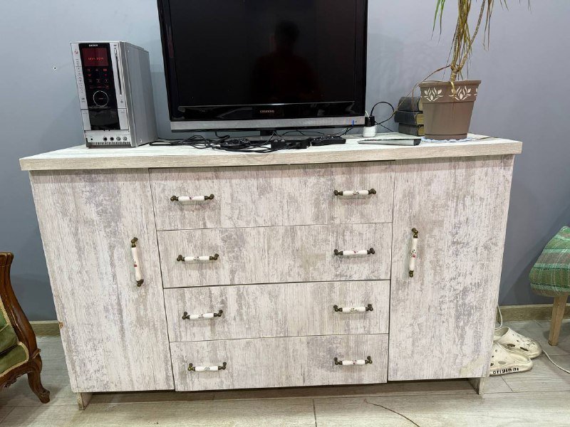 Неоновые вывески, растения, ковры, картины, мебель, бытовая техника, телевизоры, магнитофон 5