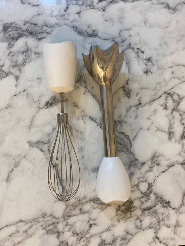 Hand blender with whisk attachments 2