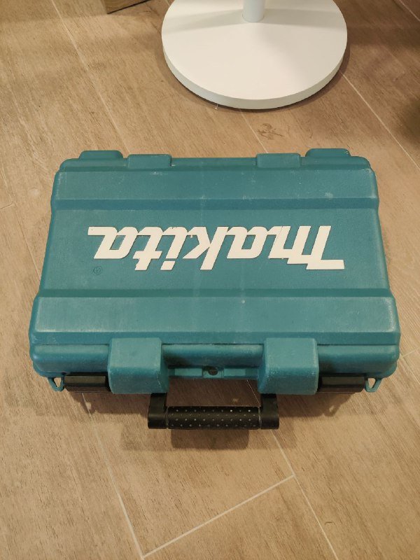 Шуруповёрт Makita с 2 аккумуляторами и зарядкой