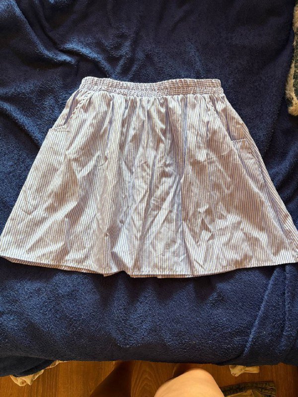 Синее платье, черная желетка, черная кофта, полоска юбка, белые шорты 4