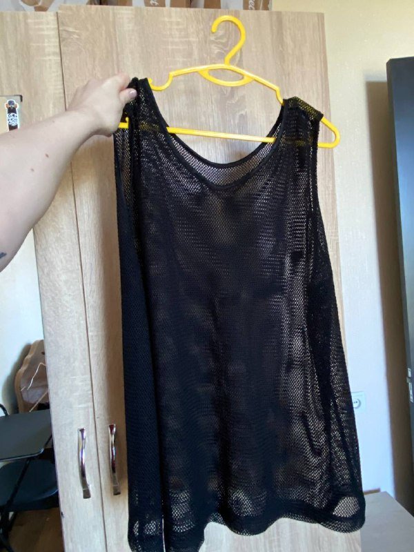 футболка, сетка, куртка, джинсовый комбинезон, шуба, часы Swatch 3