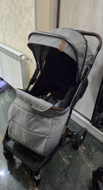 Прогулочная коляска с подстаканником и подарком