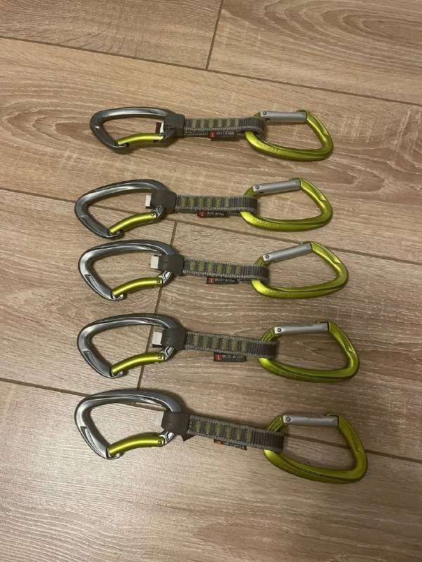 Туристическое снаряжение, карабины, веревки, рюкзак, палки, шлем 5