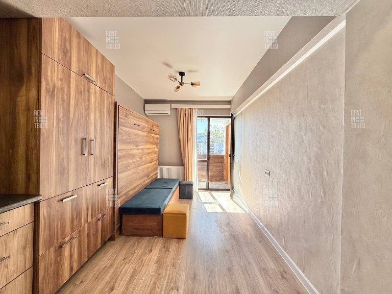 Шкаф, кровать с подъемным механизмом и матрасом