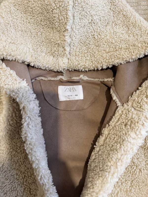 Шубка, дубленка Zara, безрукавка Zara, дождевик, куртка стеганая Zara, меховая куртка Levi’s 2