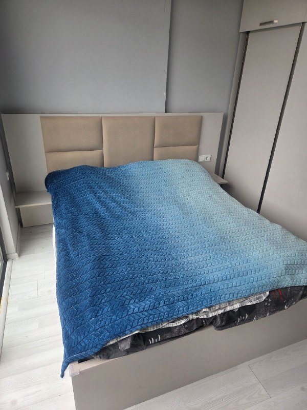 Кровать с матрасом и подъёмным механизмом