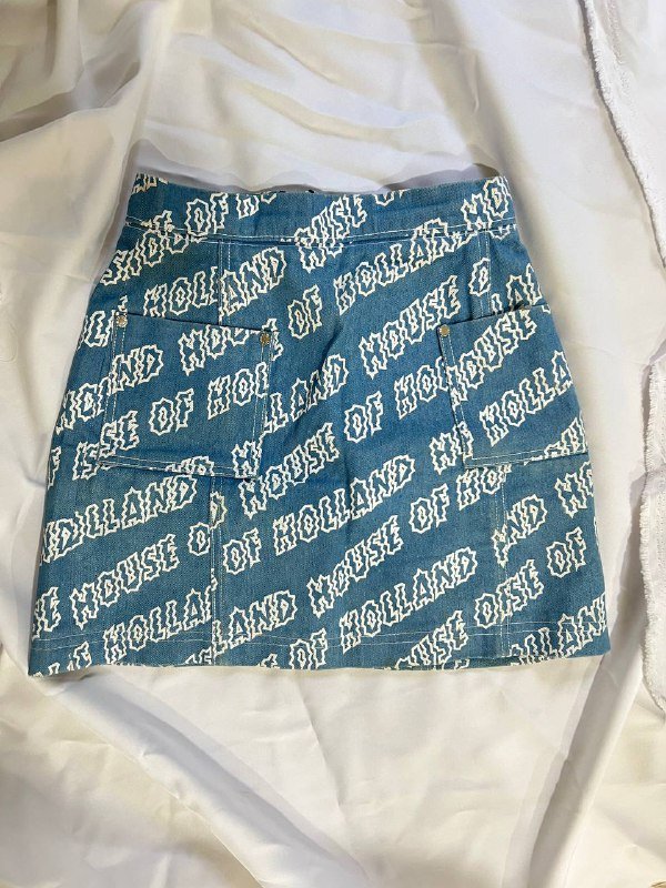 кроссовки Nike, майка Levi’s, кофта Tommy Jeans, платье Bershka, штаны Vans, тишка, мерч Simpsons, джинсы Tommy Jeans, юбка house of holland 10
