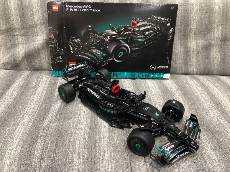 LEGO Mercedes AMG F1 модель