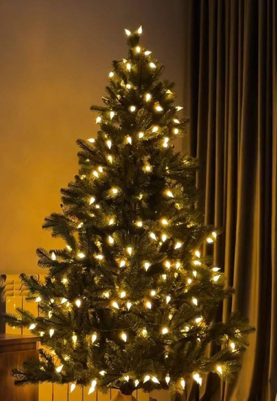 Искусственная ёлка с гирляндой 2