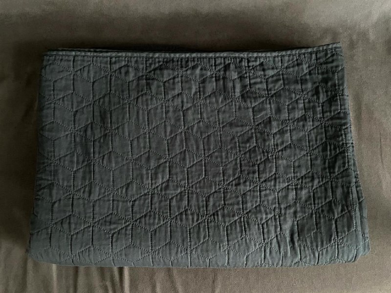 Гантели, витамин D, ножницы, кастрюля, подушка, покрывало, машинка для катышек, штопор 7