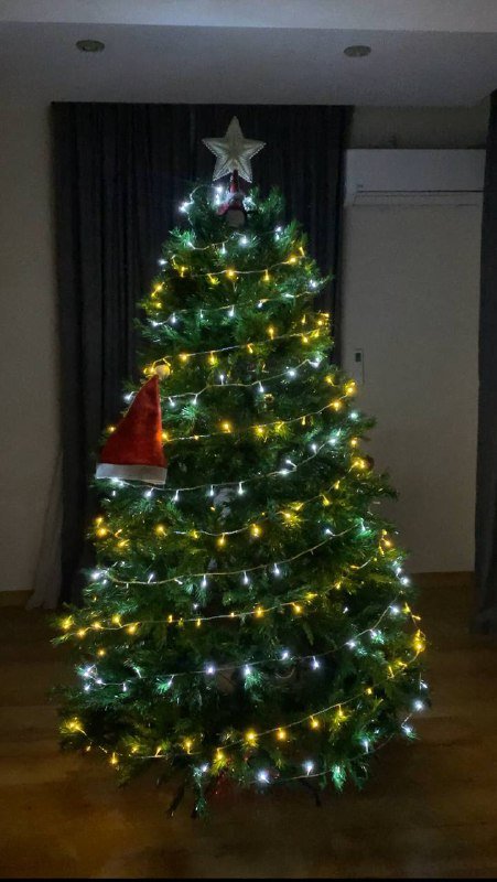 Большая ёлка на металлическом каркасе