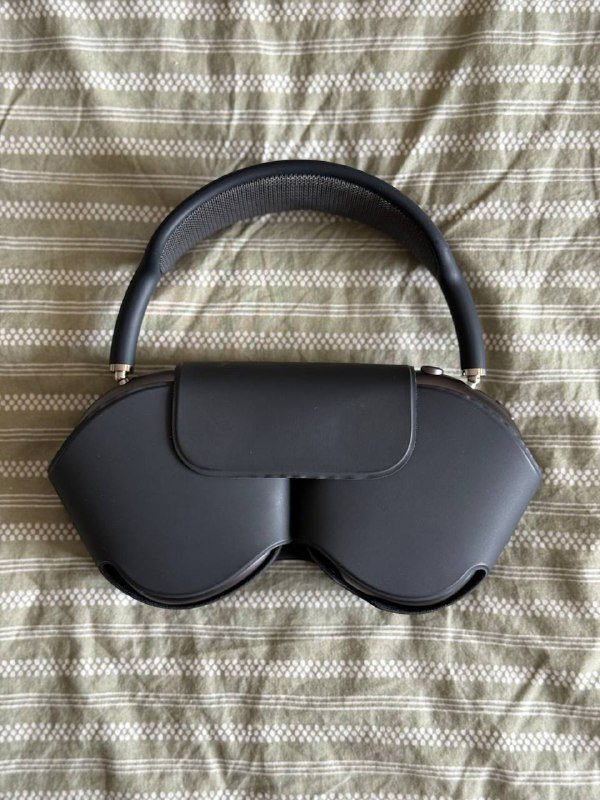 AirPods Max в черном цвете с проводом для зарядки 9