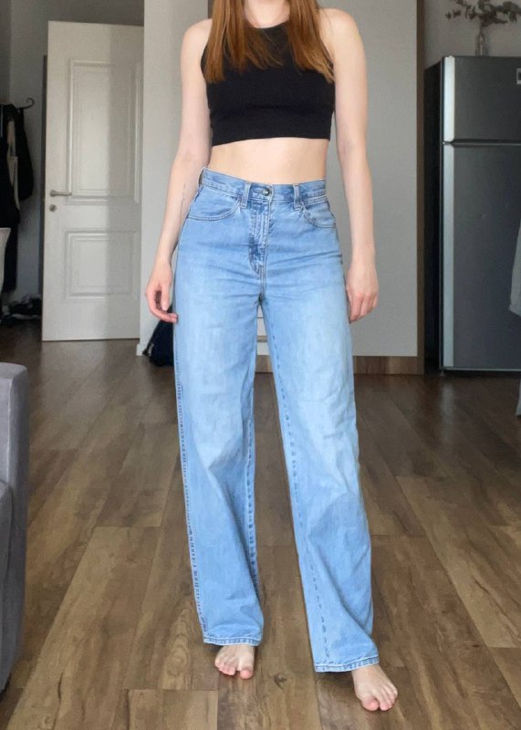 Стеллаж из икеи, джинсы Uniqlo, мужская рубашка