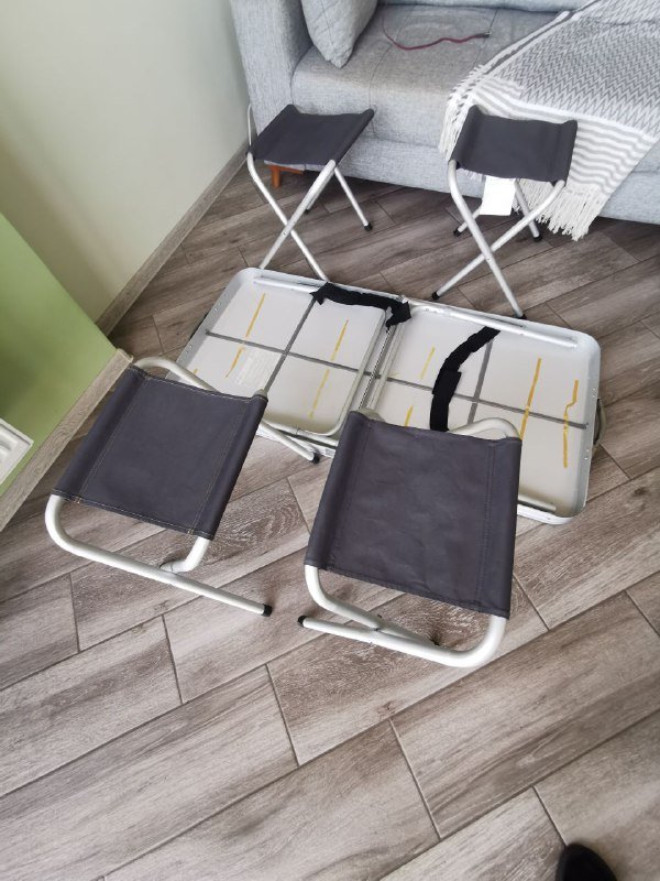 Складной стол и 4 стула, 2 триноги стульчика 4