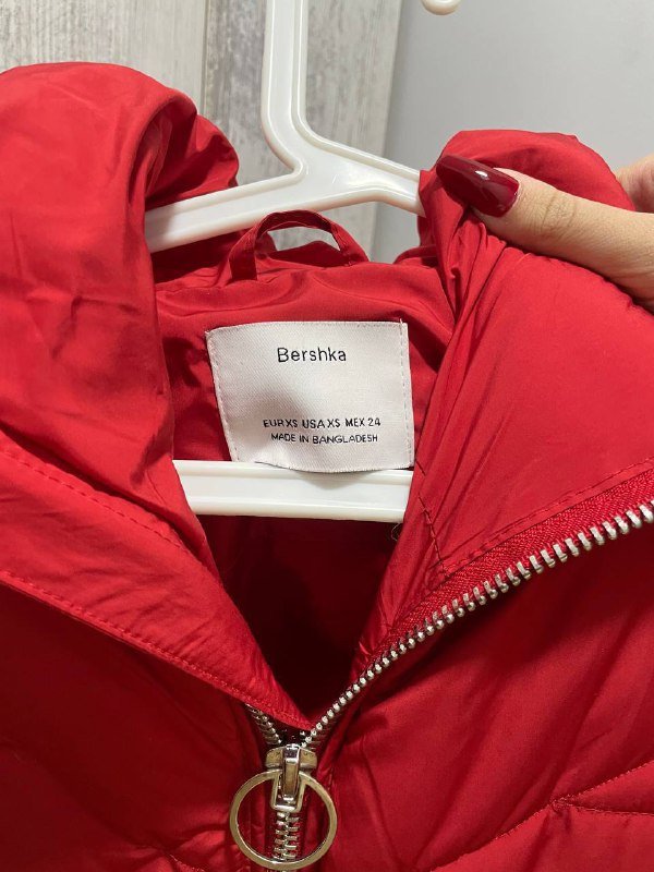 Красная куртка Bershka, черная куртка Divided H&M 2