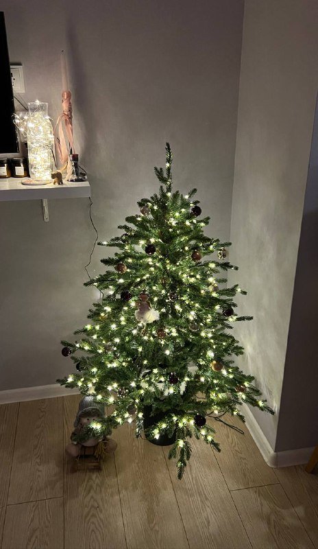 Искусственная ёлка с гирляндой тёплого белого света 2
