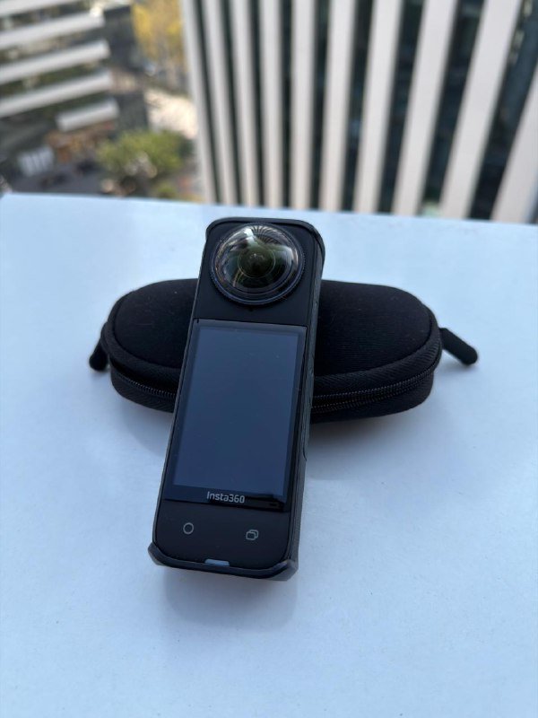 Камера Insta360 X4 с аккумуляторами