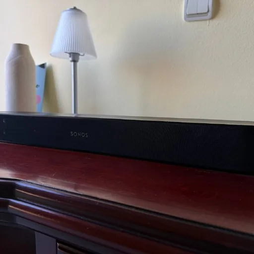 Sonos Beam саундбар, две колонки Sony SRS-XB100