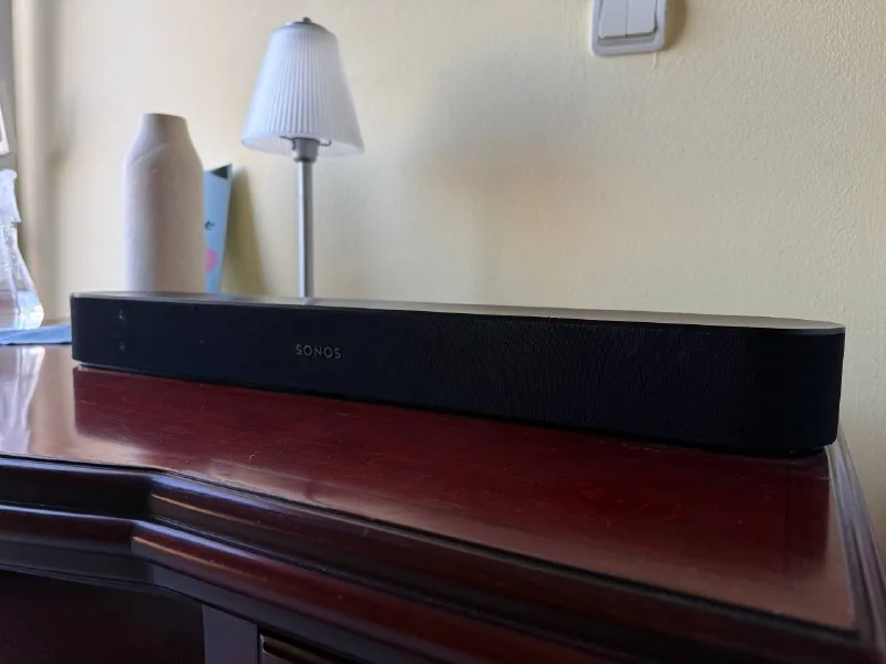 Sonos Beam саундбар, две колонки Sony SRS-XB100 1