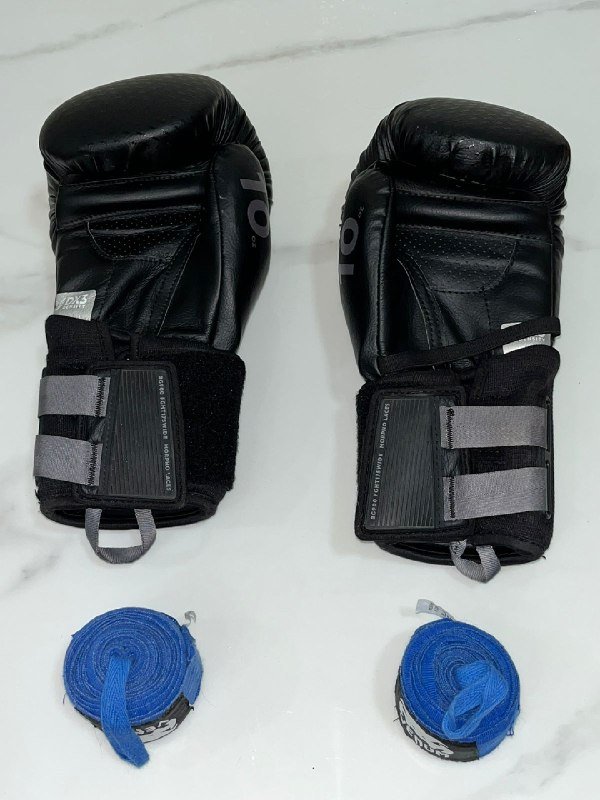 Боксерские перчатки, бинты