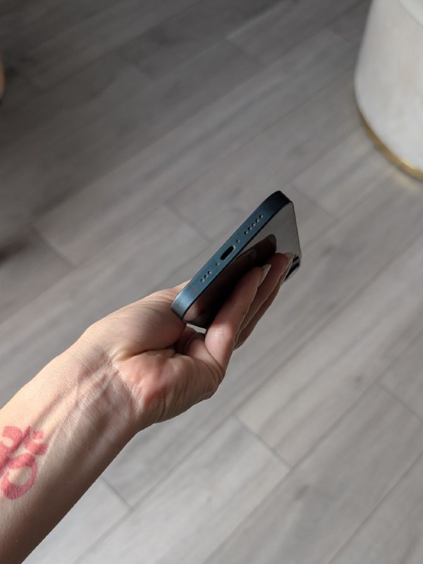 iPhone 14, Google Pixel 8, Apple Watch Series 8 3