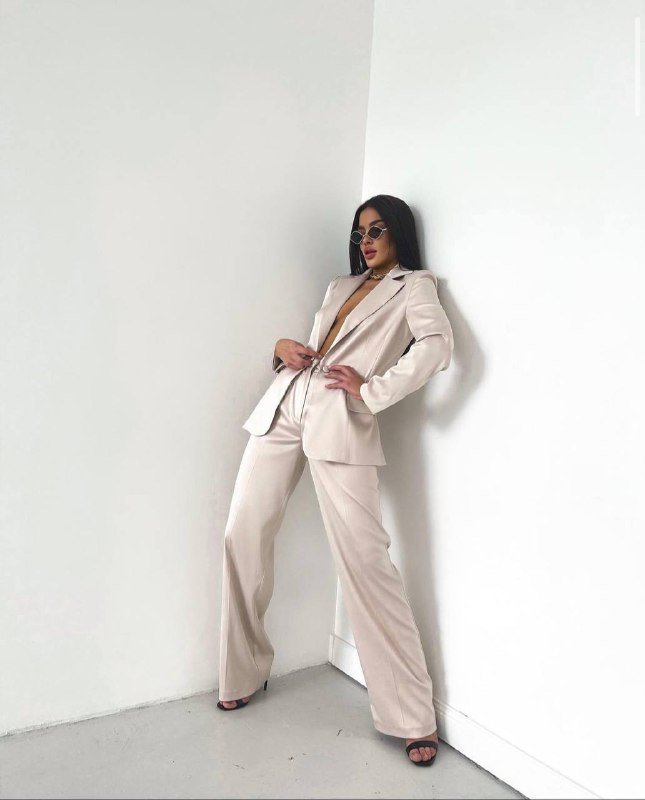 Брючный костюм, платья, леггинсы, юбка, коралки, лаки для ногтей, плойка