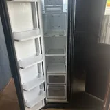 Белый новый холодильник, черный б/у холодильник 7