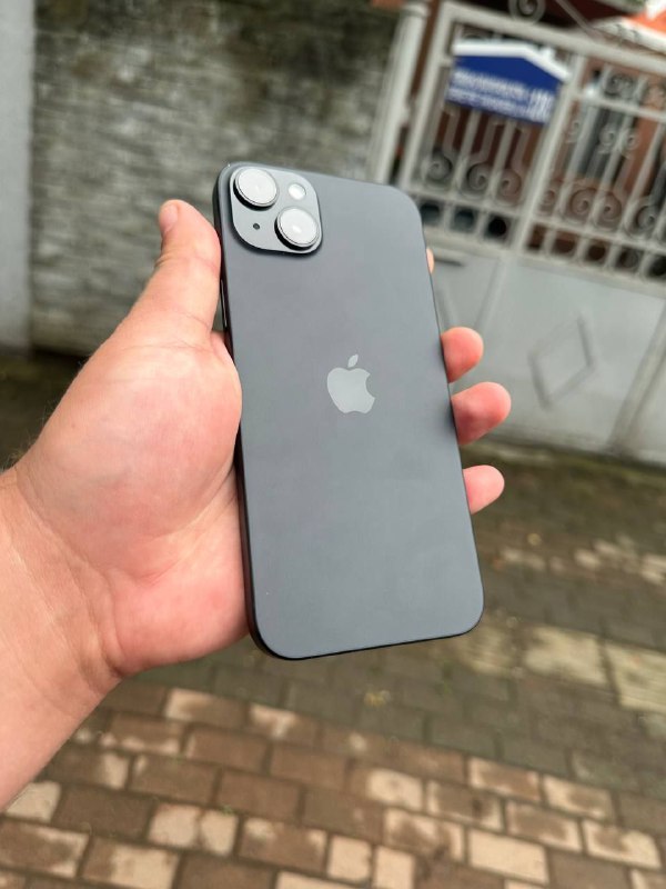 Samsung Z Flip 5, iPhone 15 Plus 3