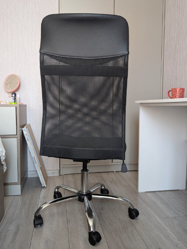 Офисное кресло черное 3