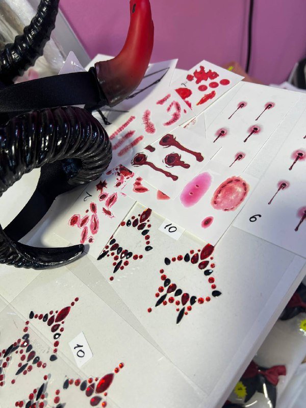 Цветные линзы, шрамы наклейки, плащи, рога на Хеллоуин 4