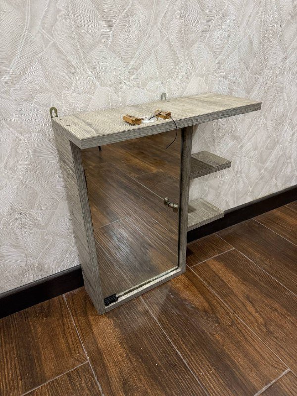 Шкафчик для ванной с зеркальной дверцей 2