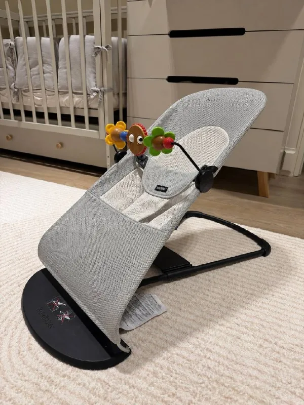 Шезлонг BabyBjorn с игрушкой