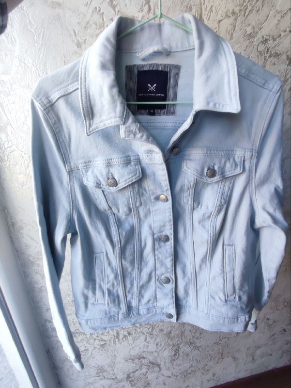 Джинсовка, белые джинсы, розовые подтяжки, кроптоп