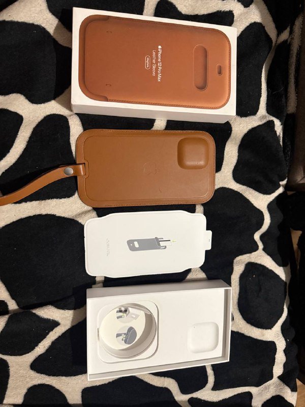 Оригинальный кейс Apple Leather Sleeve MagSafe