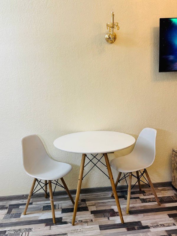 Обеденный стол и 2 стула