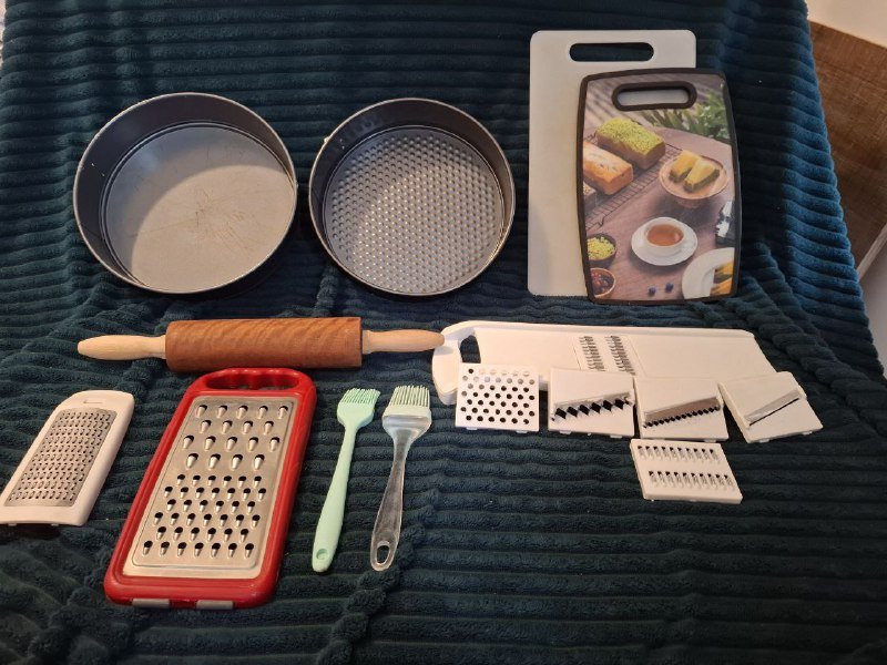 Чашки, стаканы, кружки, доски, терка, сахарница, контейнеры, стойка для сушки, тарелки, блинница, столовые приборы и кухонные принадлежности 3