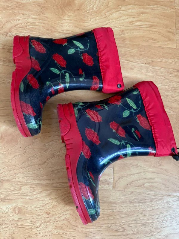 Чёрные штаны размер S, бежевые штаны размер S, розовая шуба размер M, корсет размер S, розовое платье USP polo 7-8 лет, красное платье mayoral 8 лет, резиновые сапоги 31-32 размер с шерстяной вкладкой