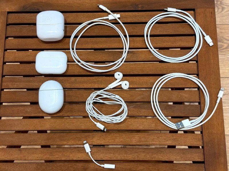 Зарядки Apple, наушники Apple и другие, переходник lightning-mini jack