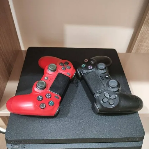 PS4 Slim с двумя джойстиками и играми